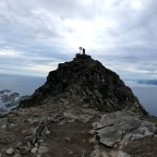 Lofoten: Barbara auf dem Gipfel des Festvågtinden