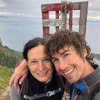Barbara und Sigi auf dem Gipfel des Festvågtinden (541 m)