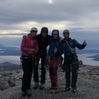 Barbara, Sigi, Karen und Marius freuen sich über die Begehung auf dem Gipfel des Stetind. (Foto: Marius)