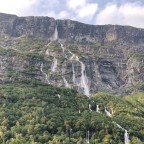 Ein schöner Wasserfall nach dem anderen kommt von den Bergen herunter