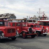 Alte Feuerwehrfahrzeuge gerade ausgestellt im Hafen von Bergen