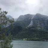 Wasserfall und Gletscher am Fjord