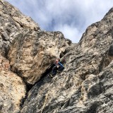 Sigi klettert zum ersten Mal im Dolomitenfels (Foto: Caro)