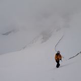 Sigi beim Abstieg über das steile Schneefeld (Foto: Richard)