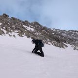 Richard beim Abstieg über das steile Schneefeld