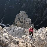 Barbara auf den letzten Metern zum Gipfel des Sass d'Ortiga mit dem Gipfel der Pala del Rifugio im Hintergrund