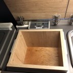 Herausnehmbare Staubox über Wassertank und Kühlboxsteuerung