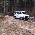 Testfahrt mit AT-Reifen im Wald